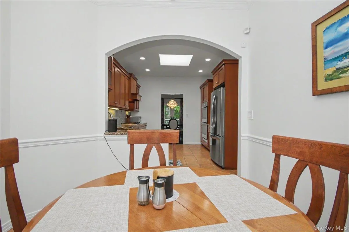 Elegant arch into dining room. Elegant arch into dining room.