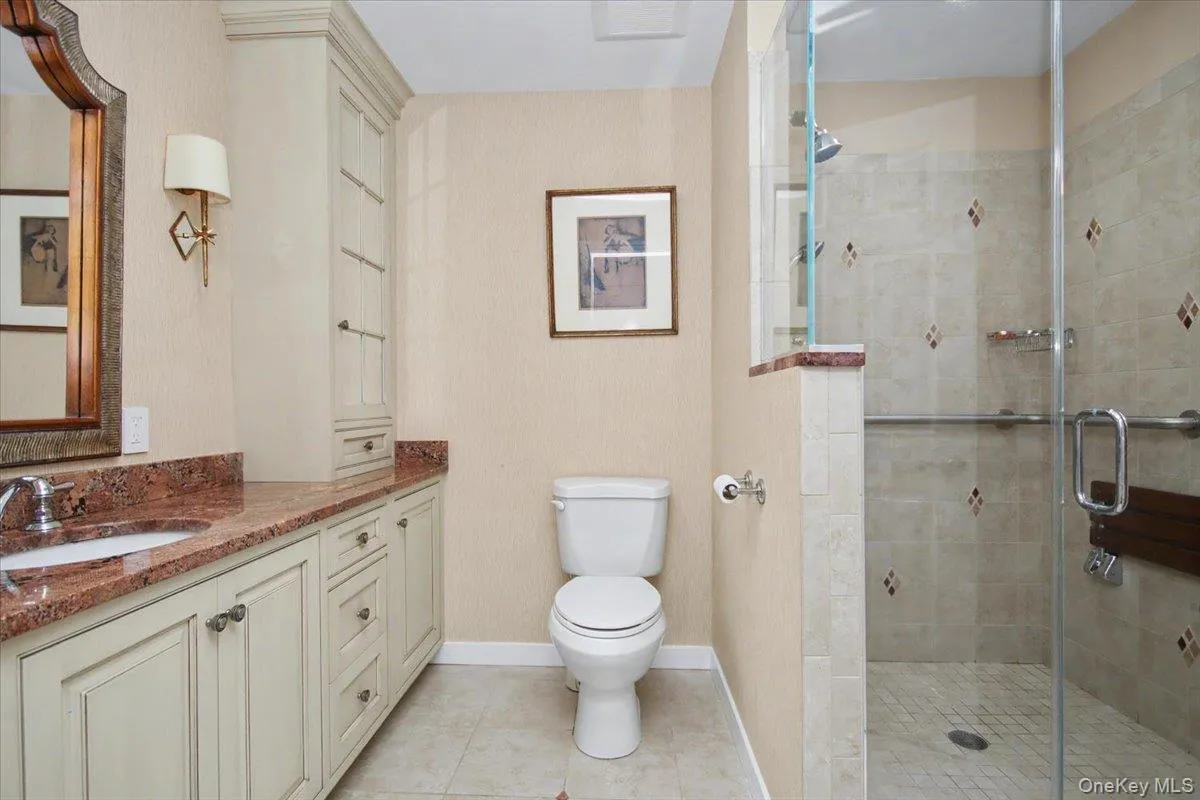 Main level full guest bath. Main level full guest bath.