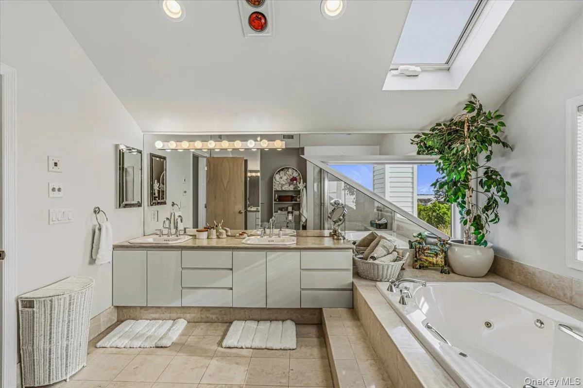 13 Bay Meadow, Southampton, NY, 4 Bedrooms Bedrooms, 16 Rooms Rooms,4 BathroomsBathrooms,Residential Lease,For Rent,Bay Meadow,0,1021777 13 Bay Meadow, Southampton, NY, 4 Bedrooms Bedrooms, 16 Rooms Rooms,4 BathroomsBathrooms,Residential Lease,For Rent,Bay Meadow,0,1021777