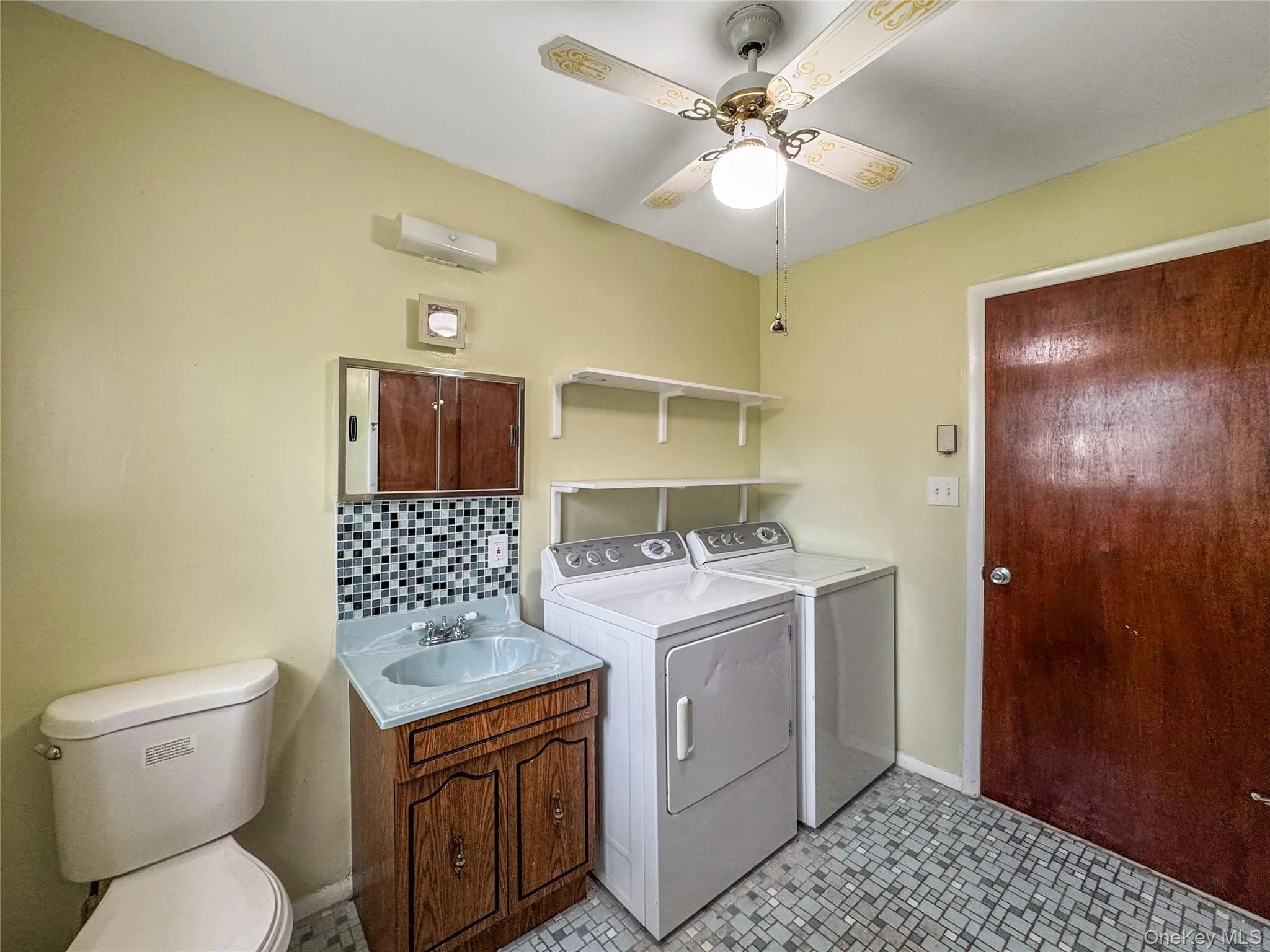 Laundry area i bathroom Laundry area i bathroom