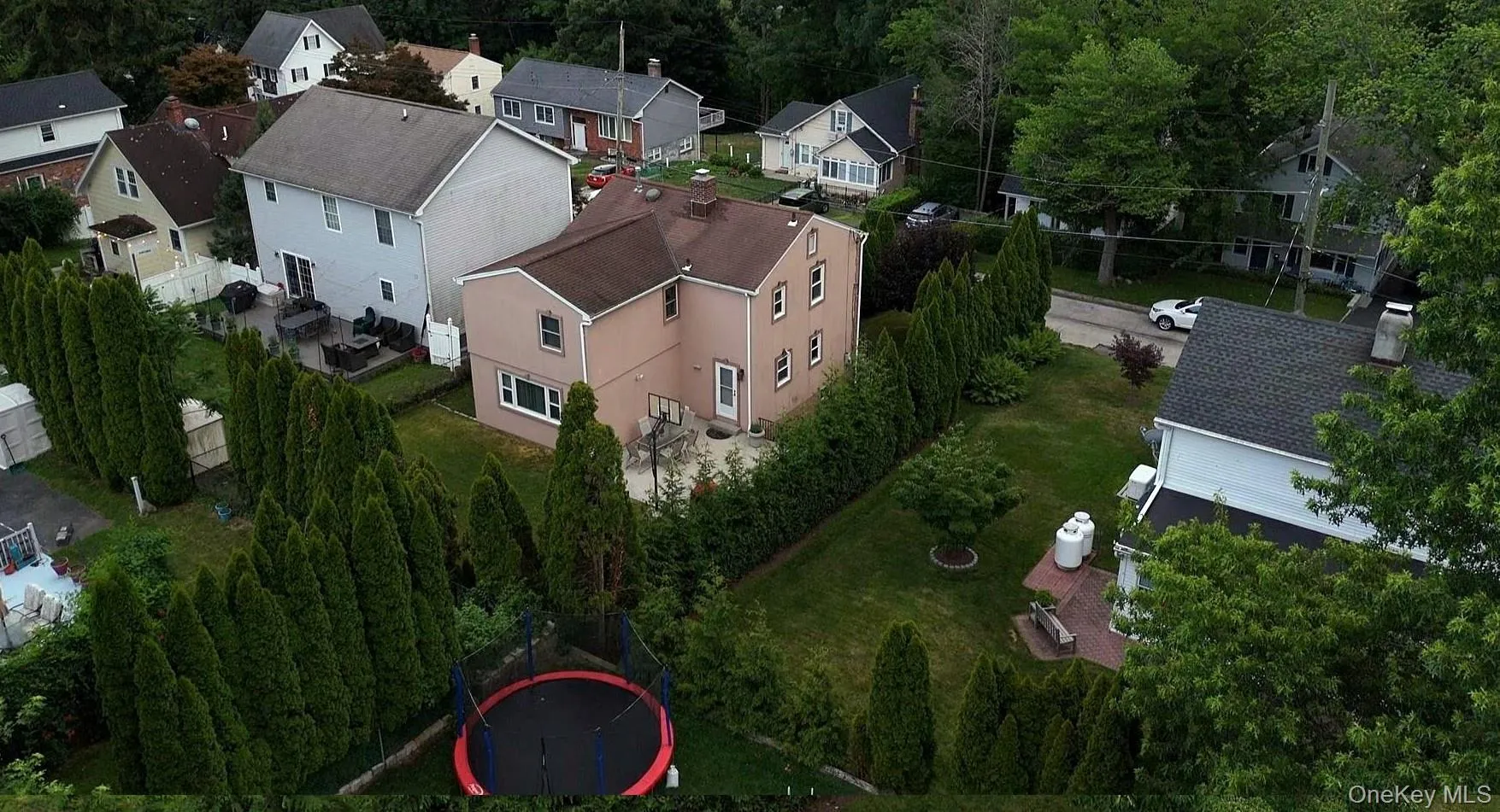A nice view of the immediate neighborhood. A nice view of the immediate neighborhood.