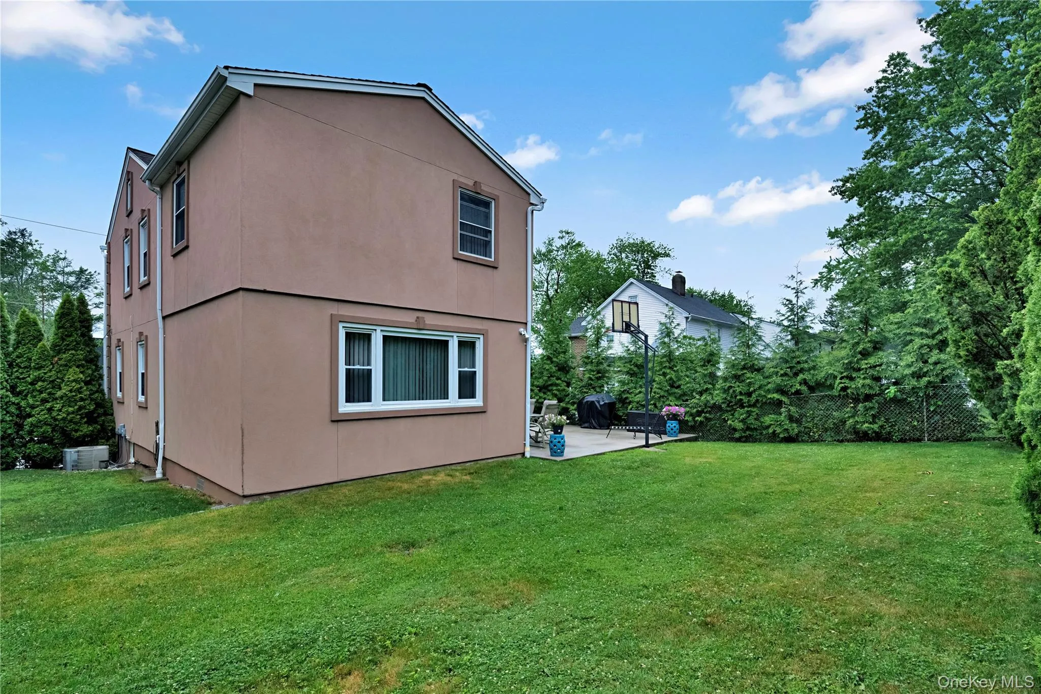 Wonderful flat fenced in back yard. Wonderful flat fenced in back yard.