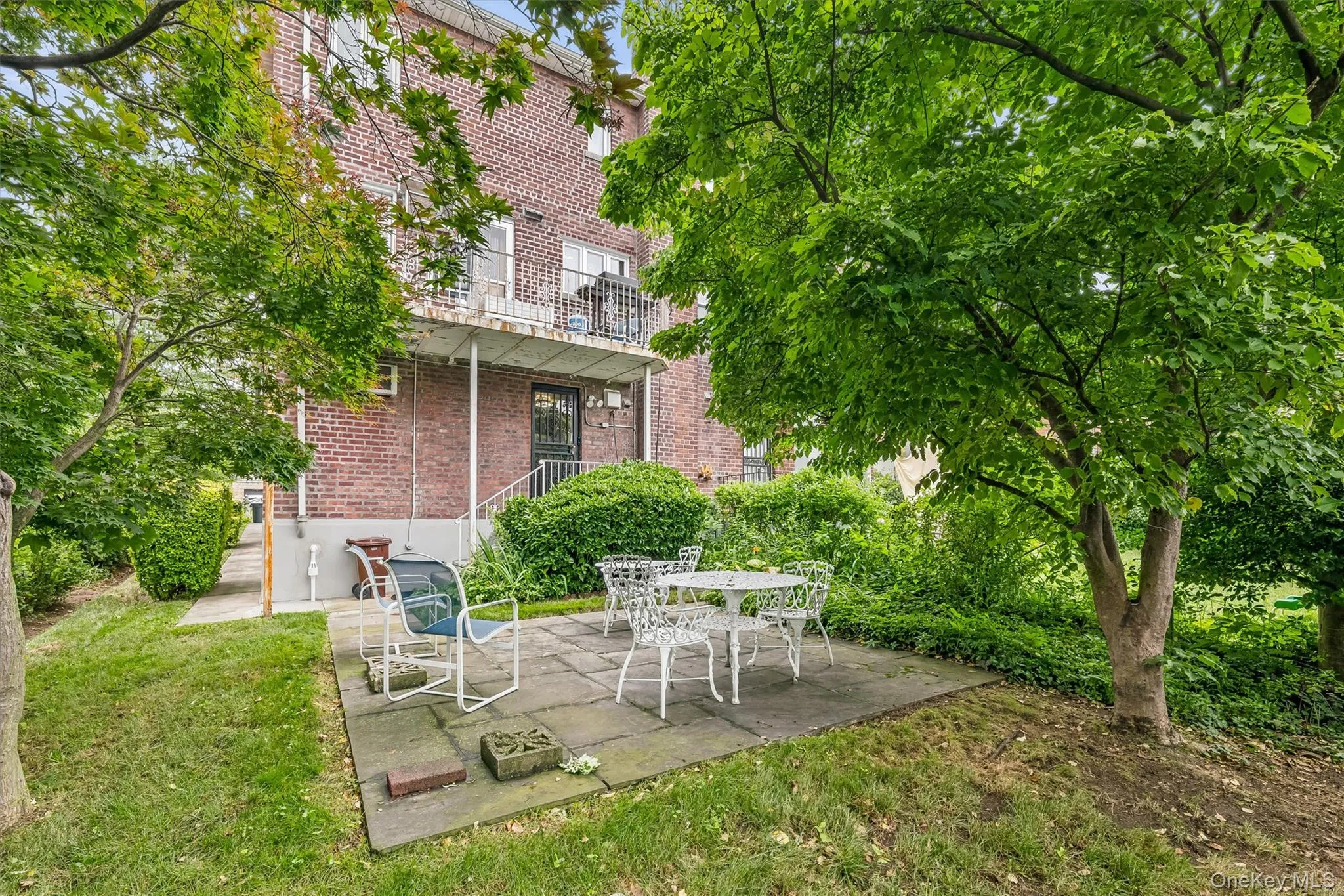 Back yard has a patio. Back yard has a patio.