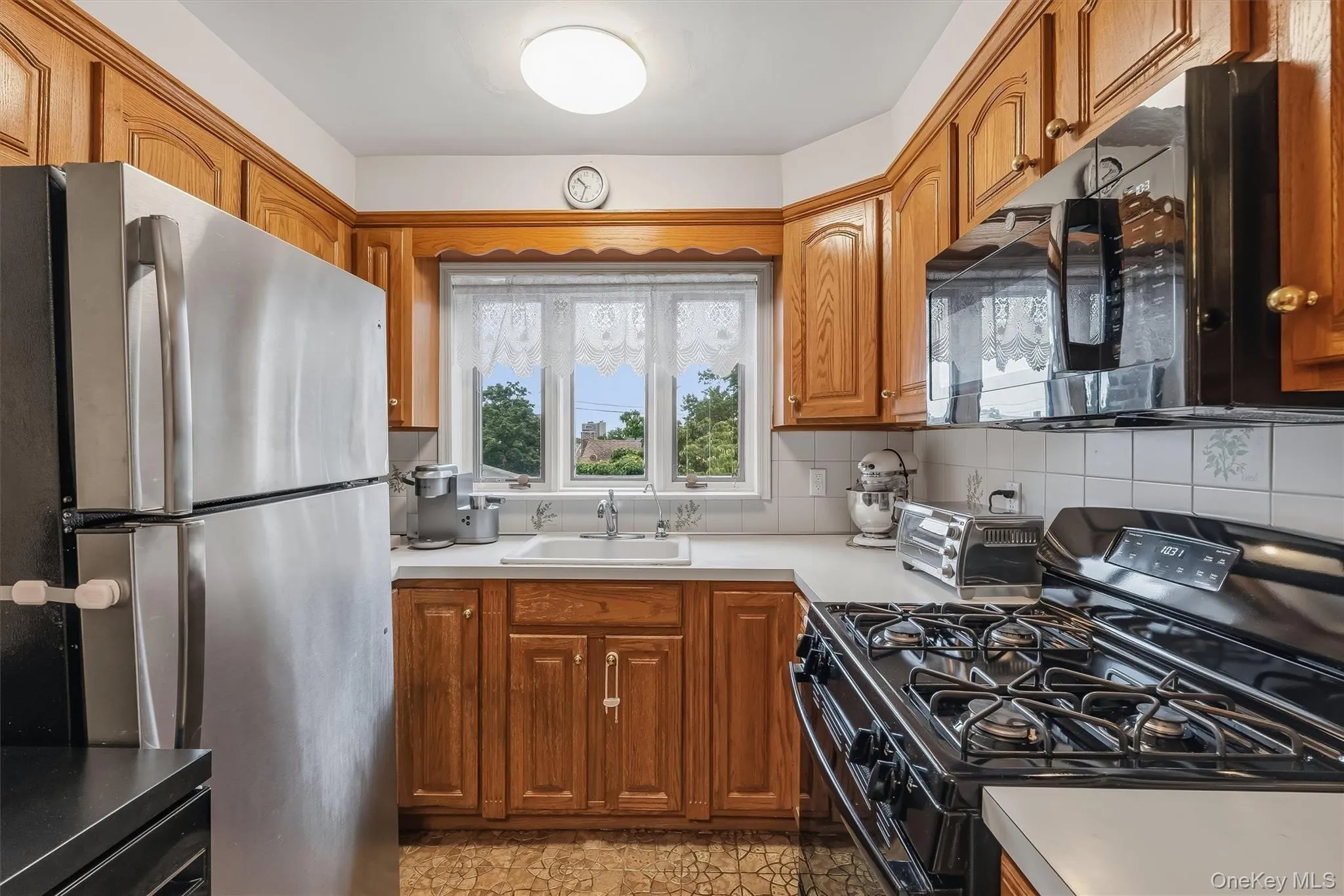Eat-in kitchen. Eat-in kitchen.