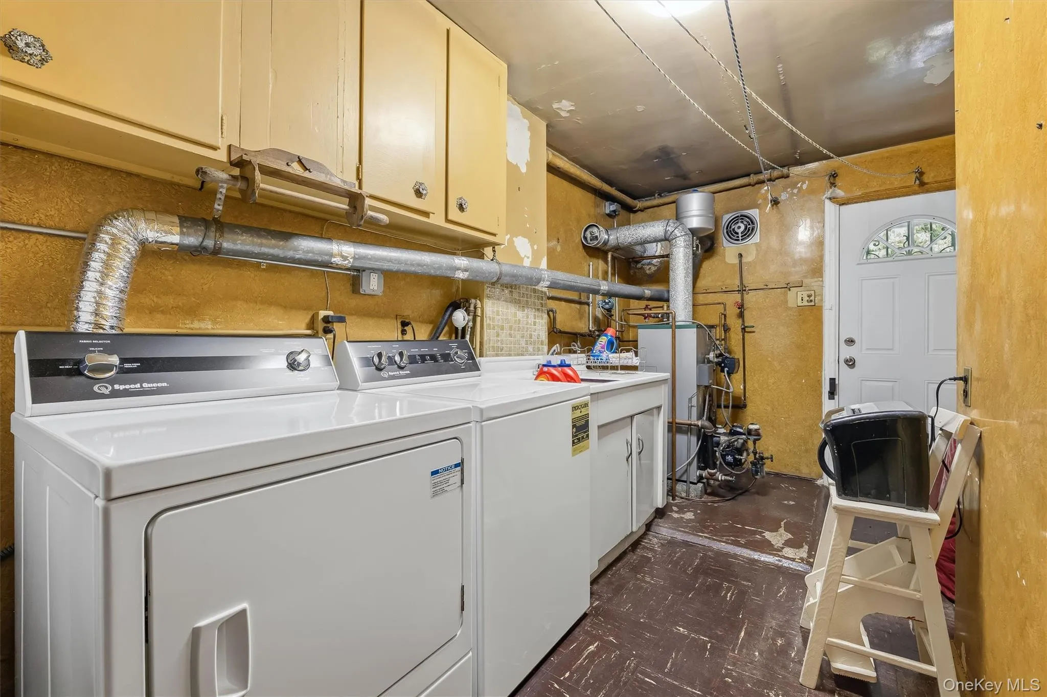 Laundry room & utilities. Laundry room & utilities.
