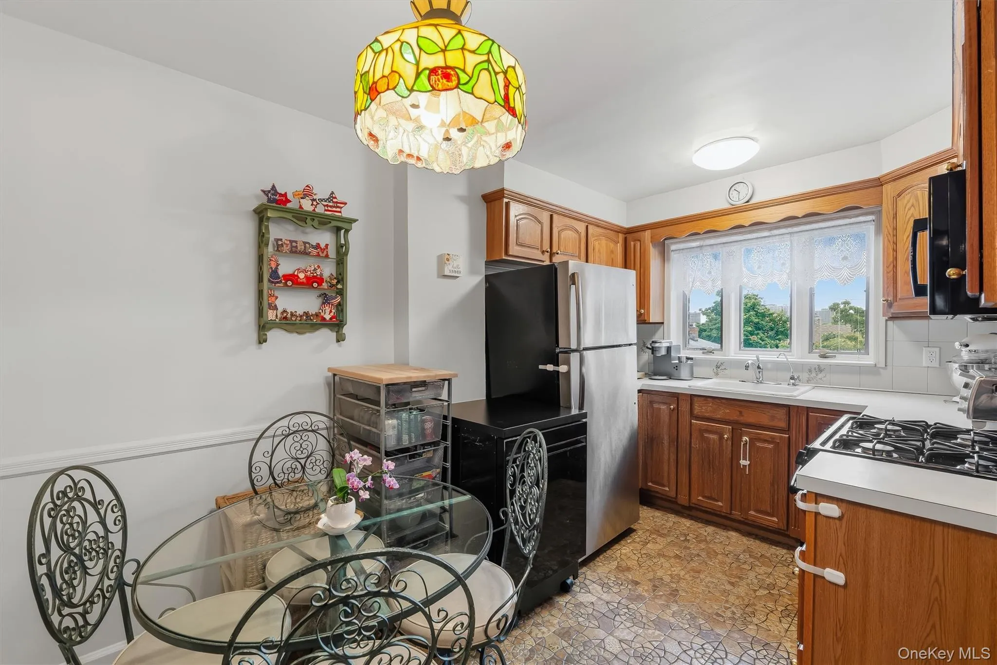 Eat-in kitchen. Eat-in kitchen.