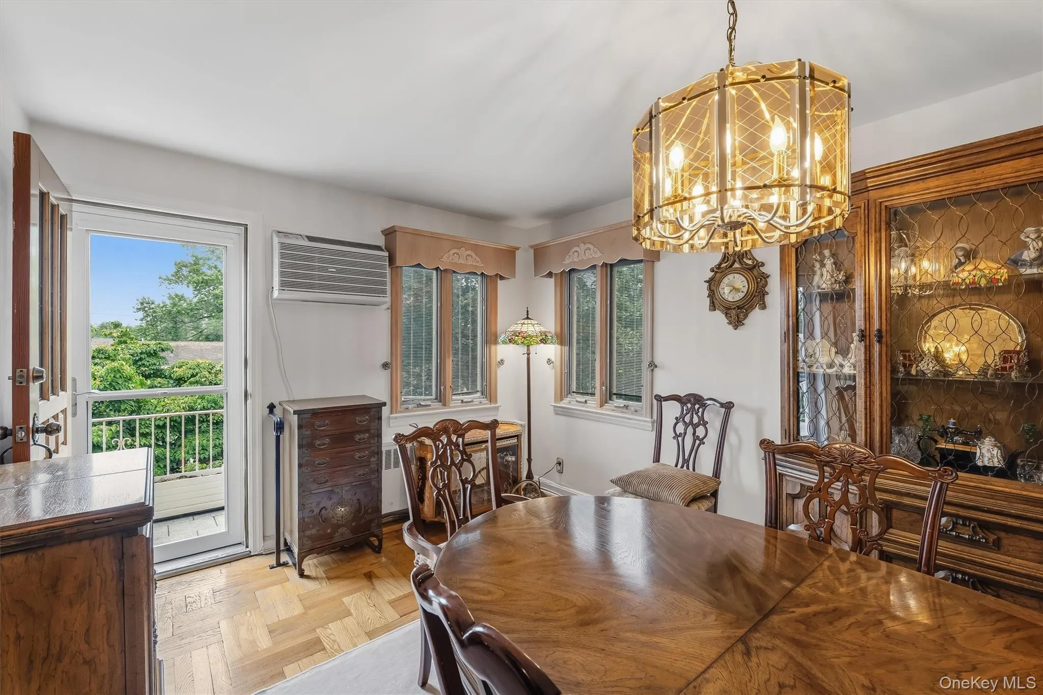 Dining room. Dining room.