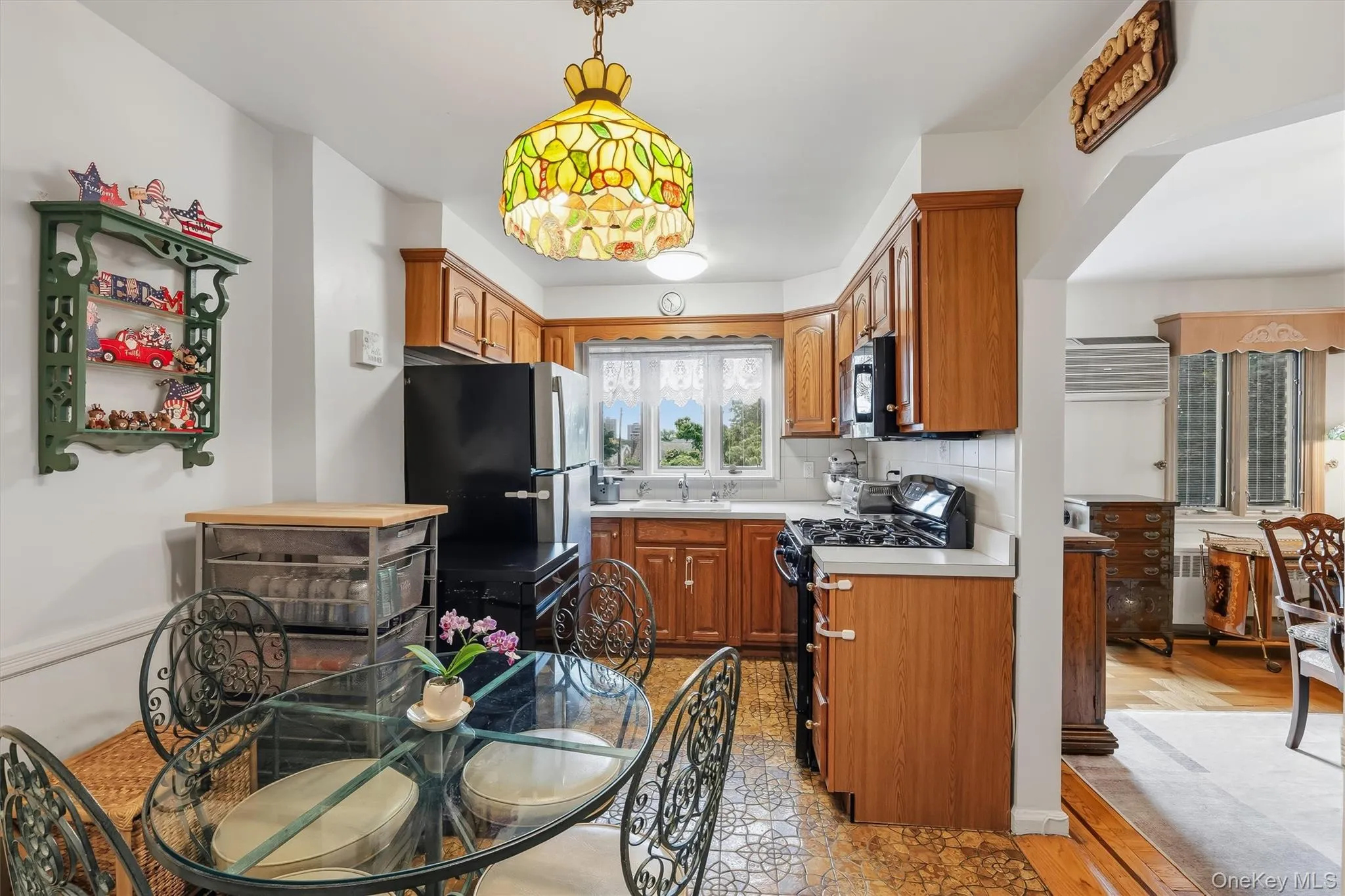 Eat-in kitchen. Eat-in kitchen.
