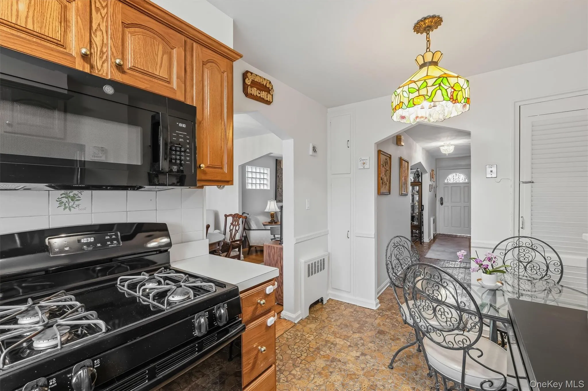 Eat-in kitchen. Eat-in kitchen.