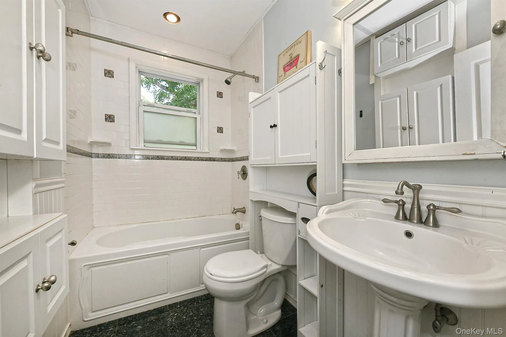 Main Bathroom Main Bathroom
