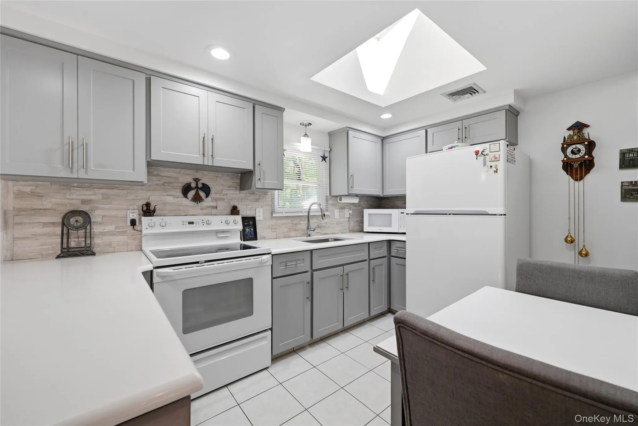 25 Valley Circle, Brookhaven, NY, 1 Bedroom Bedrooms, 5 Rooms Rooms,1 BathroomBathrooms,Residential,For Rent,Valley,0,1021850 25 Valley Circle, Brookhaven, NY, 1 Bedroom Bedrooms, 5 Rooms Rooms,1 BathroomBathrooms,Residential,For Rent,Valley,0,1021850