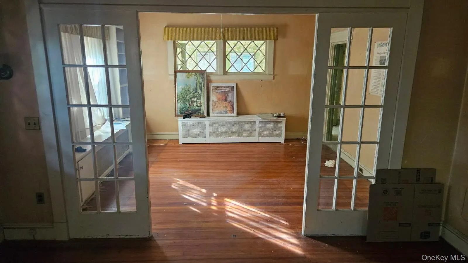 Spacious Dining Room or Living Area showing sunny exposures Spacious Dining Room or Living Area showing sunny exposures