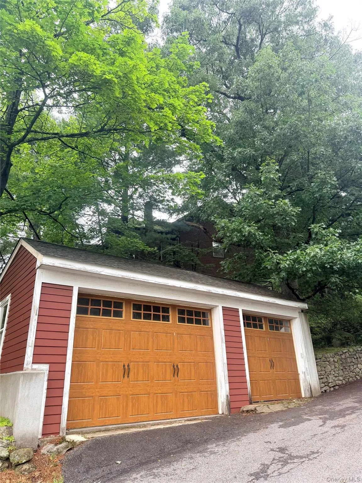 Detached Garage offers parking/storage Detached Garage offers parking/storage