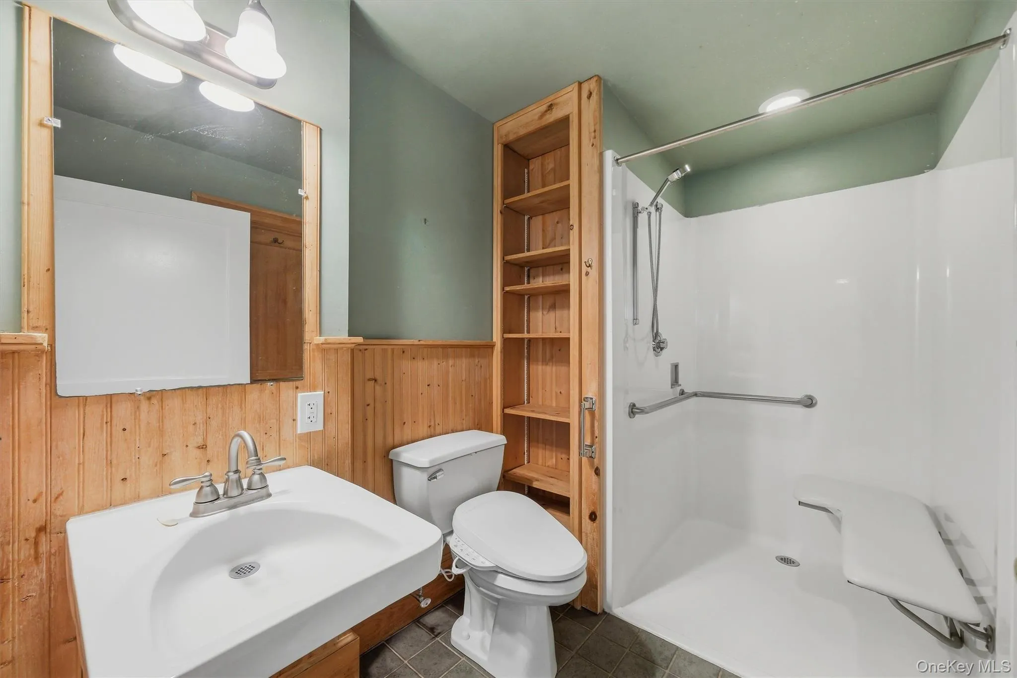 Bath that is handicap accessible Bath that is handicap accessible