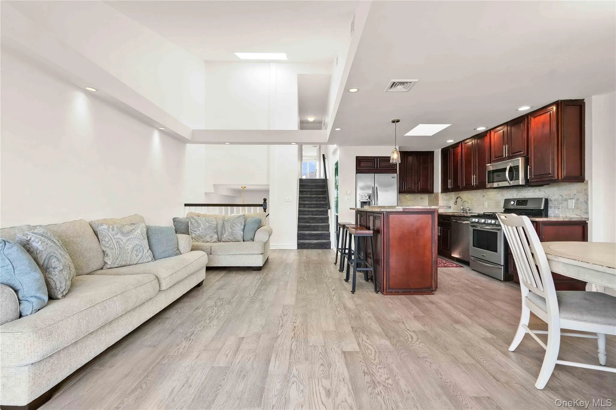 120-09 Riviera Court, New York, NY, 3 Bedrooms Bedrooms, 7 Rooms Rooms,2 BathroomsBathrooms,Residential,For Rent,Riviera,0,1021884 120-09 Riviera Court, New York, NY, 3 Bedrooms Bedrooms, 7 Rooms Rooms,2 BathroomsBathrooms,Residential,For Rent,Riviera,0,1021884
