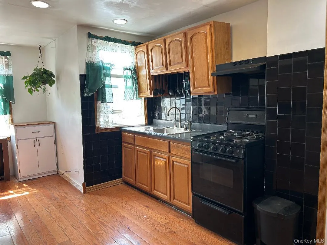 111-58 131st Street, New York, NY, 3 Bedrooms Bedrooms, 6 Rooms Rooms,1 BathroomBathrooms,Residential,For Rent,131st,0,1021890 111-58 131st Street, New York, NY, 3 Bedrooms Bedrooms, 6 Rooms Rooms,1 BathroomBathrooms,Residential,For Rent,131st,0,1021890
