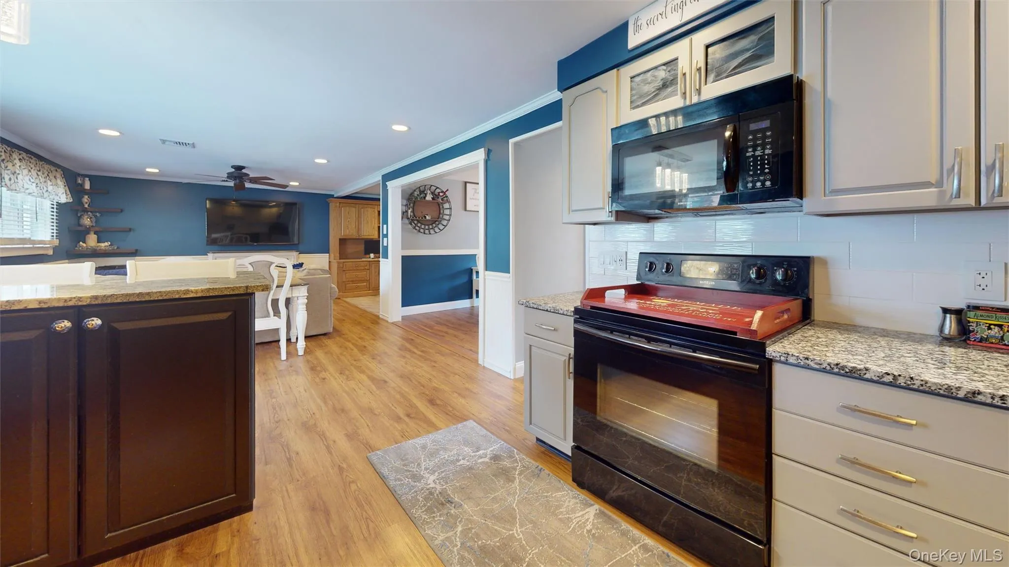 A custom-designed kitchen, with easy access to all rooms and guests! A custom-designed kitchen, with easy access to all rooms and guests!