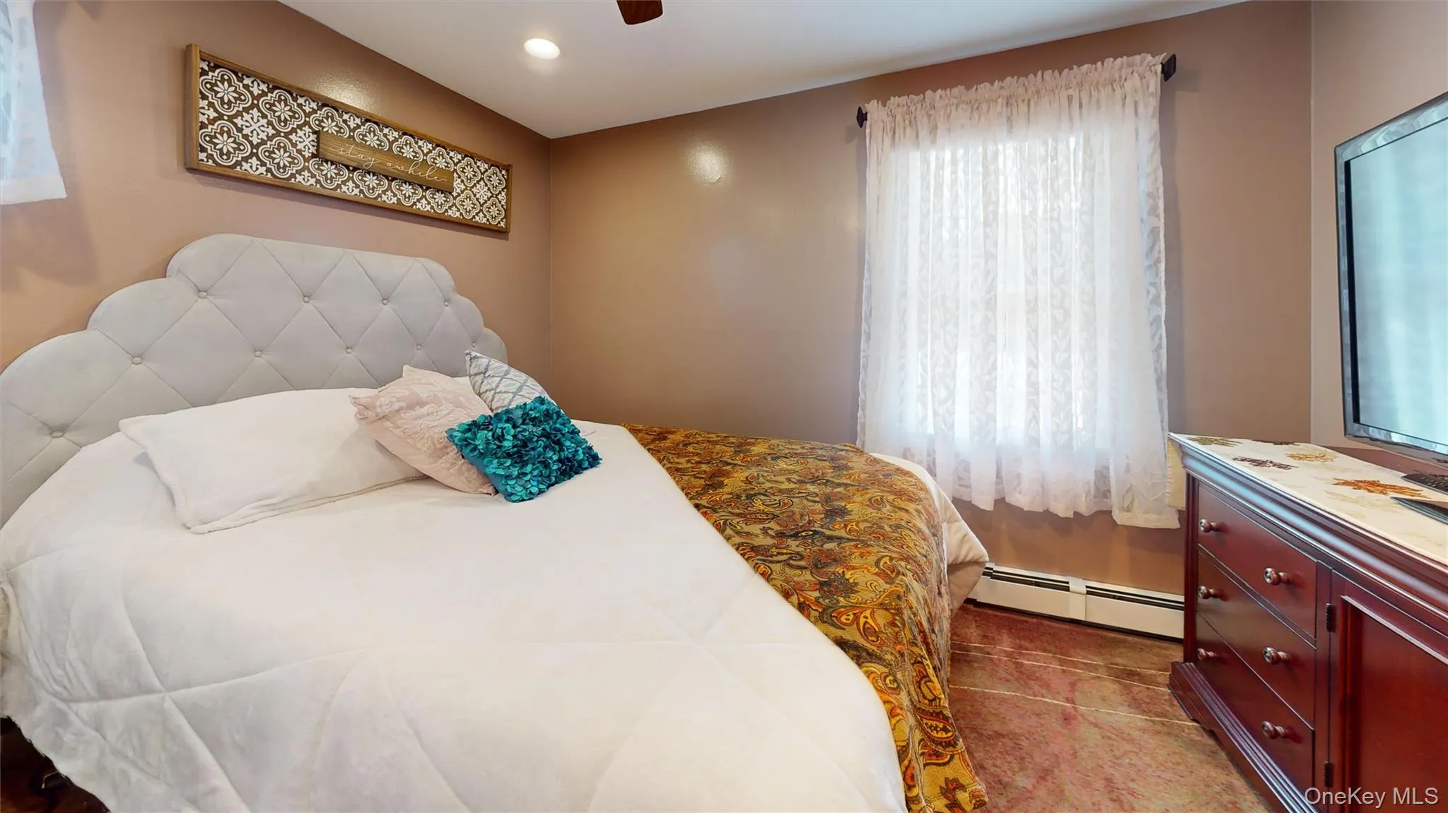 A bedroom with windows and space! A bedroom with windows and space!