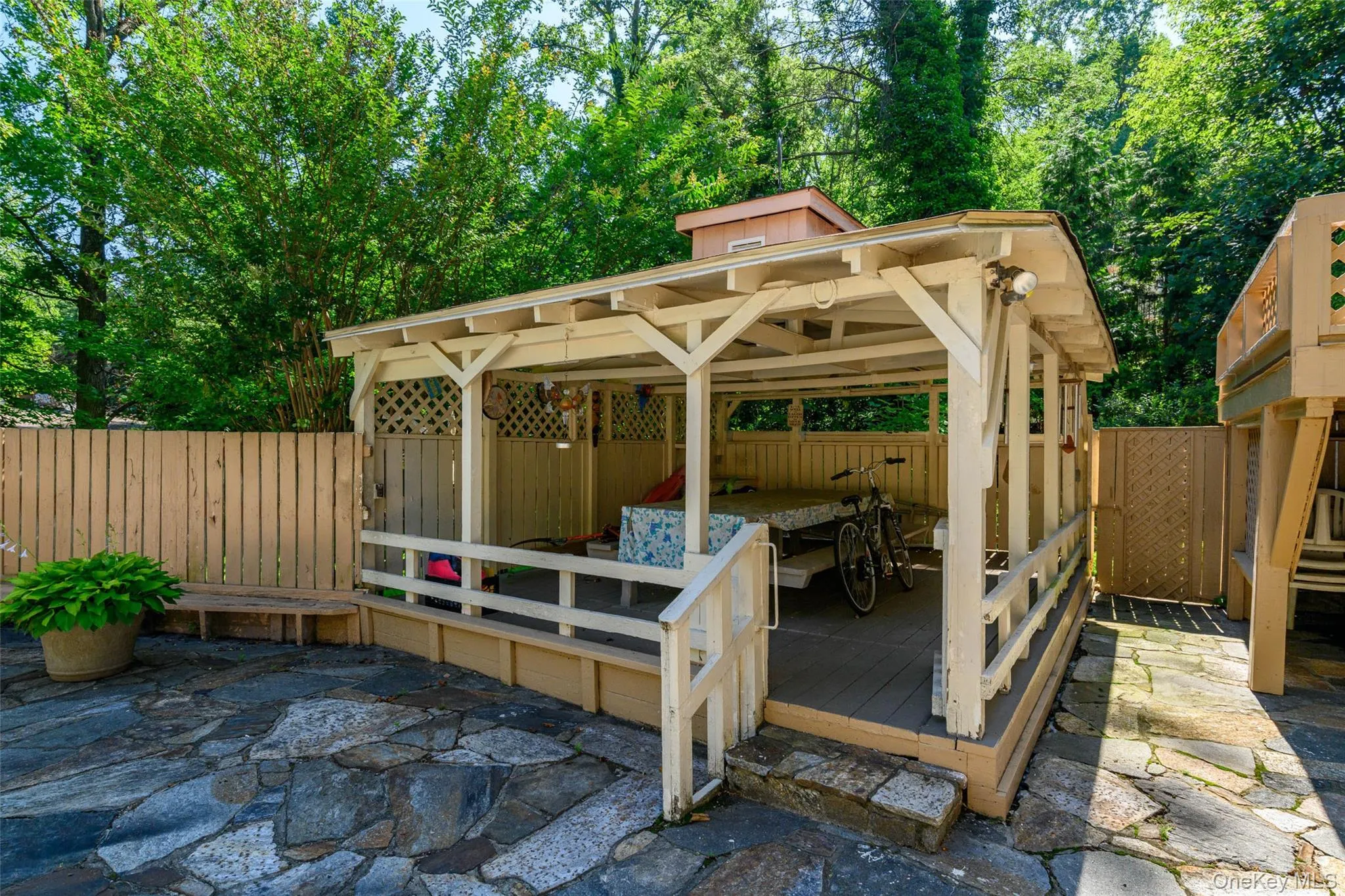 Outdoor recreation structure, eating or relaxing Outdoor recreation structure, eating or relaxing