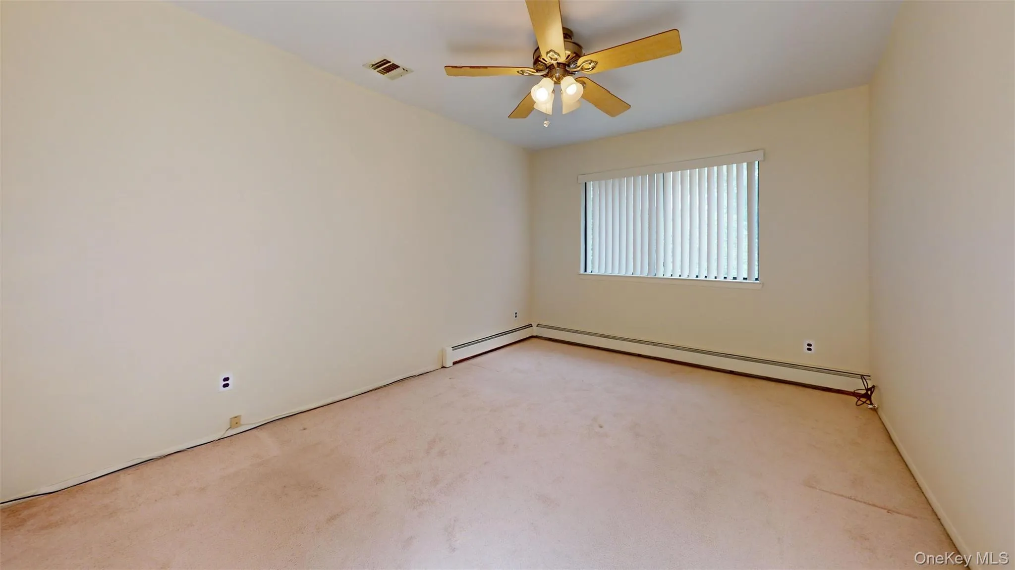 Another 2nd floor bedroom with double-door closets! Another 2nd floor bedroom with double-door closets!