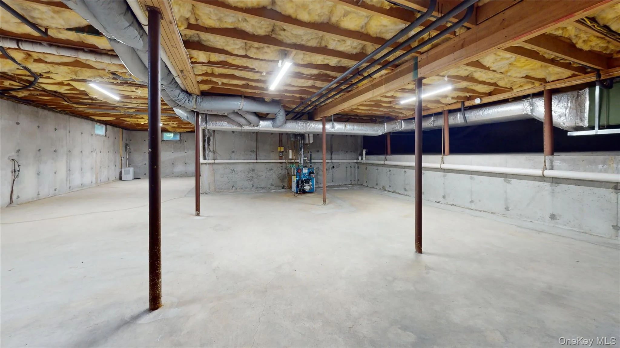 Second view of the large full basement. Second view of the large full basement.