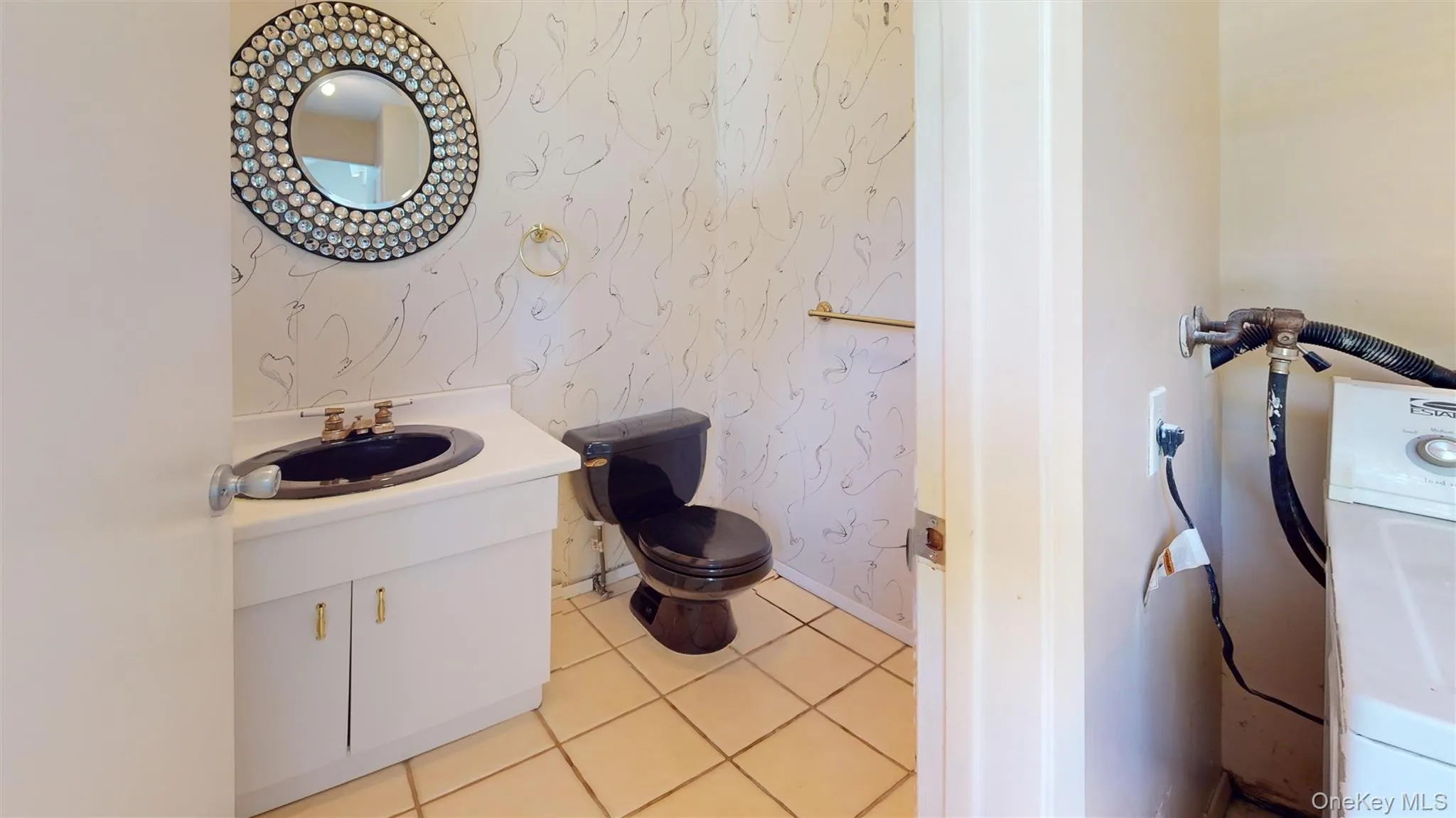 Main floor 1/2 bath adjoins the laundry room. Main floor 1/2 bath adjoins the laundry room.