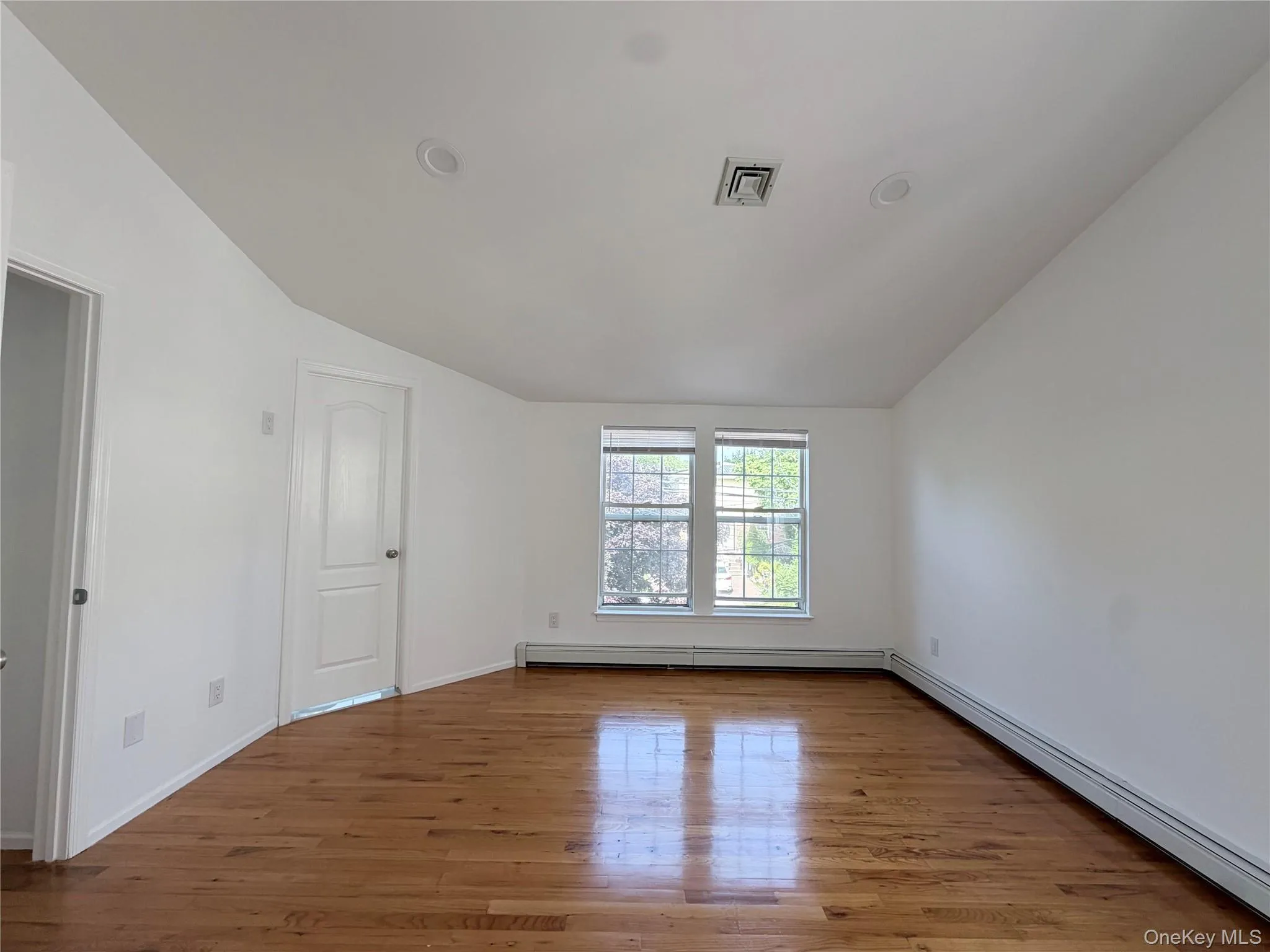 3 spacious bedrooms with ample storage 3 spacious bedrooms with ample storage