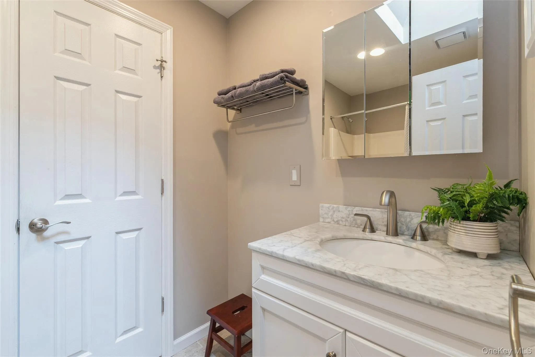 63 Meadow Road, Brookhaven, NY, 6 Bedrooms Bedrooms, 10 Rooms Rooms,5 BathroomsBathrooms,Residential,For Rent,Meadow,0,1021964 63 Meadow Road, Brookhaven, NY, 6 Bedrooms Bedrooms, 10 Rooms Rooms,5 BathroomsBathrooms,Residential,For Rent,Meadow,0,1021964