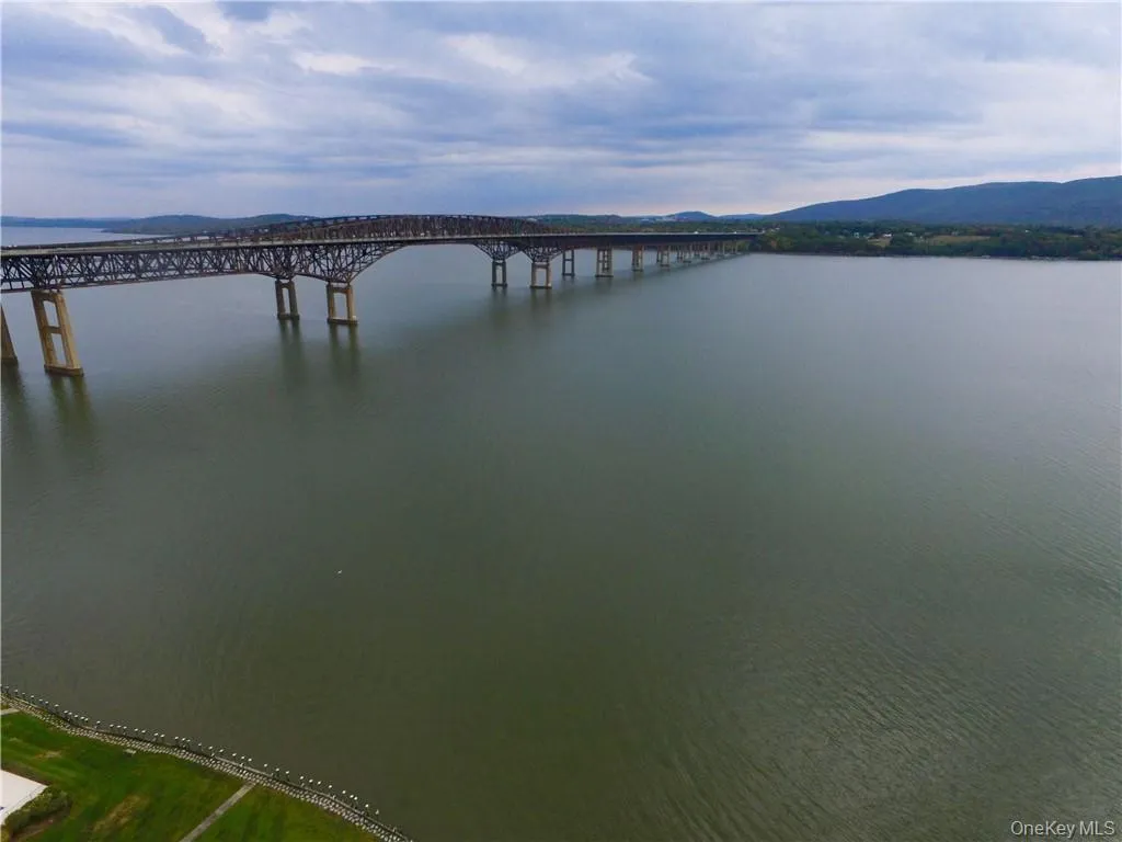 Spectagula view of the hudson river and Newburggh/Beacon bridge. Spectagula view of the hudson river and Newburggh/Beacon bridge.