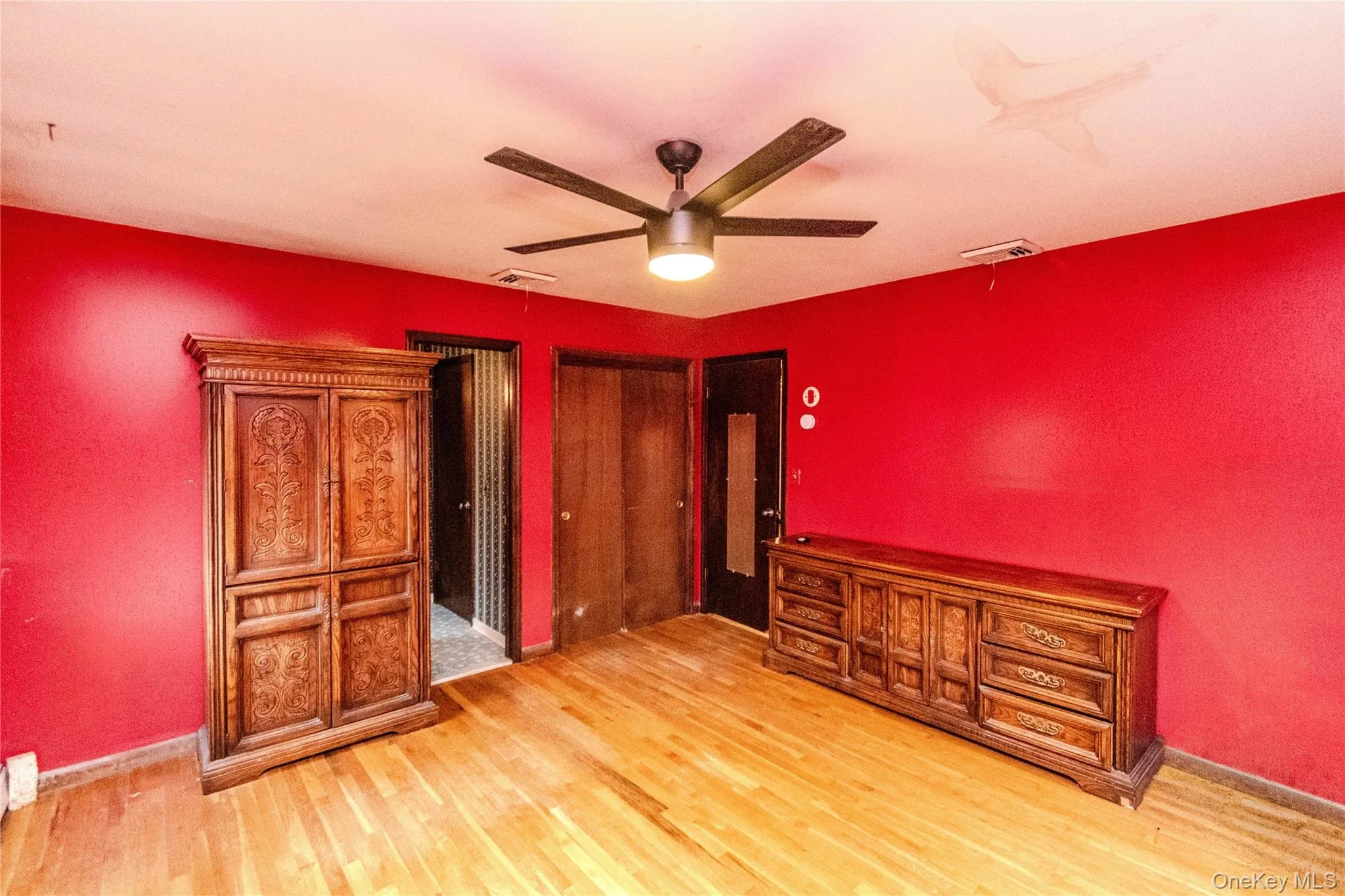 Primary Bedroom - Door to Ensuite, closet and hallway Primary Bedroom - Door to Ensuite, closet and hallway