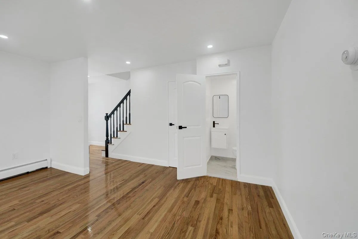 1034 Throgs Neck Expwy, New York, NY, 6 Bedrooms Bedrooms, 9 Rooms Rooms,3 BathroomsBathrooms,Residential,For Rent,Throgs Neck Expwy,0,1022026 1034 Throgs Neck Expwy, New York, NY, 6 Bedrooms Bedrooms, 9 Rooms Rooms,3 BathroomsBathrooms,Residential,For Rent,Throgs Neck Expwy,0,1022026
