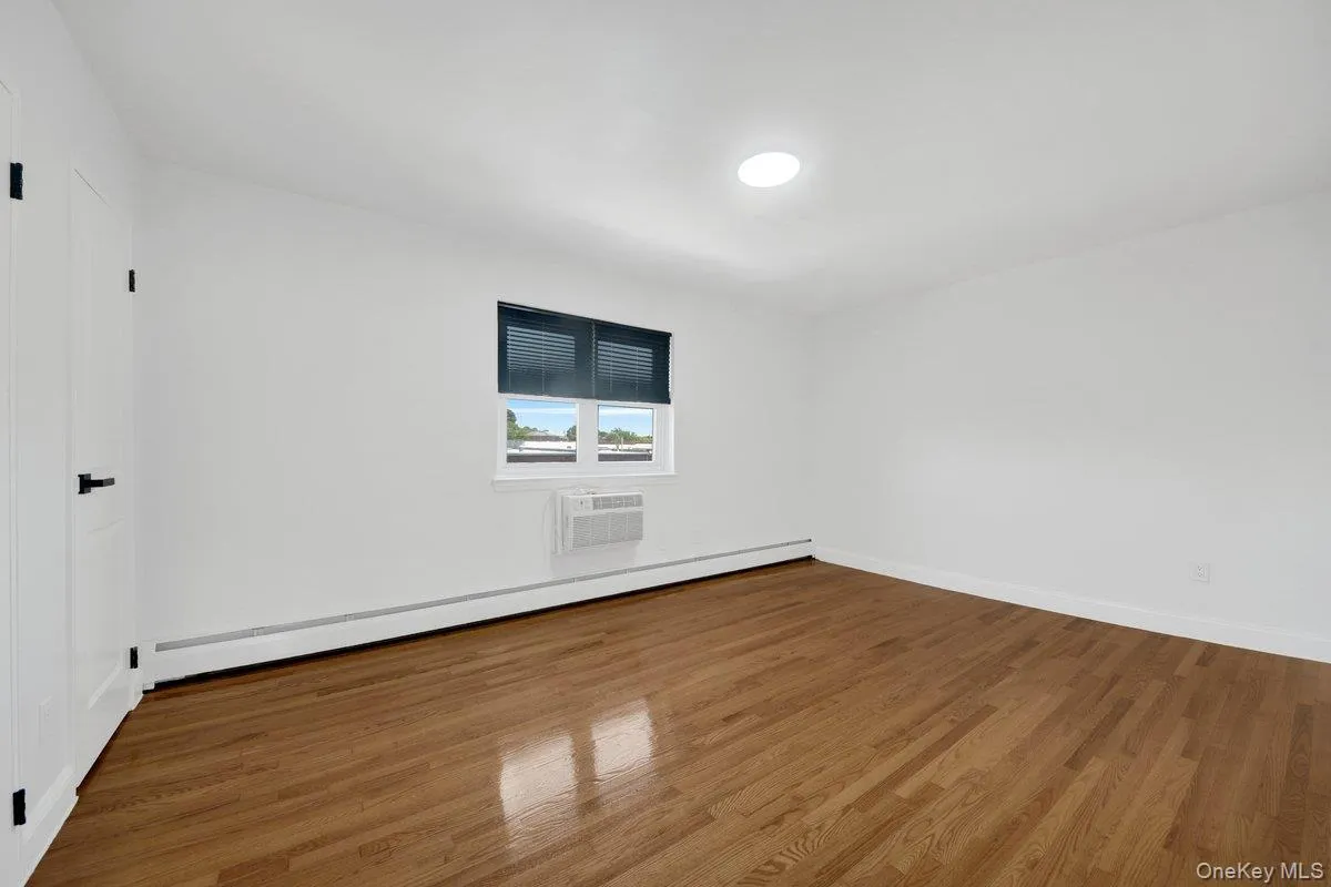 1034 Throgs Neck Expwy, New York, NY, 6 Bedrooms Bedrooms, 9 Rooms Rooms,3 BathroomsBathrooms,Residential,For Rent,Throgs Neck Expwy,0,1022026 1034 Throgs Neck Expwy, New York, NY, 6 Bedrooms Bedrooms, 9 Rooms Rooms,3 BathroomsBathrooms,Residential,For Rent,Throgs Neck Expwy,0,1022026