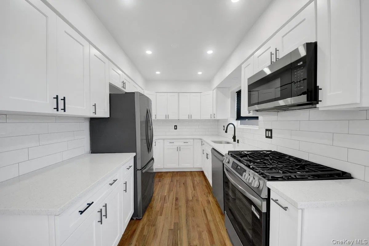1034 Throgs Neck Expwy, New York, NY, 6 Bedrooms Bedrooms, 9 Rooms Rooms,3 BathroomsBathrooms,Residential,For Rent,Throgs Neck Expwy,0,1022026 1034 Throgs Neck Expwy, New York, NY, 6 Bedrooms Bedrooms, 9 Rooms Rooms,3 BathroomsBathrooms,Residential,For Rent,Throgs Neck Expwy,0,1022026