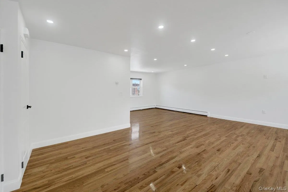 1034 Throgs Neck Expwy, New York, NY, 6 Bedrooms Bedrooms, 9 Rooms Rooms,3 BathroomsBathrooms,Residential,For Rent,Throgs Neck Expwy,0,1022026 1034 Throgs Neck Expwy, New York, NY, 6 Bedrooms Bedrooms, 9 Rooms Rooms,3 BathroomsBathrooms,Residential,For Rent,Throgs Neck Expwy,0,1022026