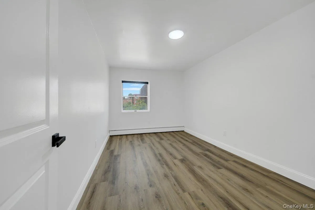 1034 Throgs Neck Expwy, New York, NY, 6 Bedrooms Bedrooms, 9 Rooms Rooms,3 BathroomsBathrooms,Residential,For Rent,Throgs Neck Expwy,0,1022026 1034 Throgs Neck Expwy, New York, NY, 6 Bedrooms Bedrooms, 9 Rooms Rooms,3 BathroomsBathrooms,Residential,For Rent,Throgs Neck Expwy,0,1022026