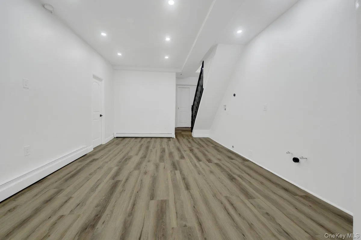 1034 Throgs Neck Expwy, New York, NY, 6 Bedrooms Bedrooms, 9 Rooms Rooms,3 BathroomsBathrooms,Residential,For Rent,Throgs Neck Expwy,0,1022026 1034 Throgs Neck Expwy, New York, NY, 6 Bedrooms Bedrooms, 9 Rooms Rooms,3 BathroomsBathrooms,Residential,For Rent,Throgs Neck Expwy,0,1022026