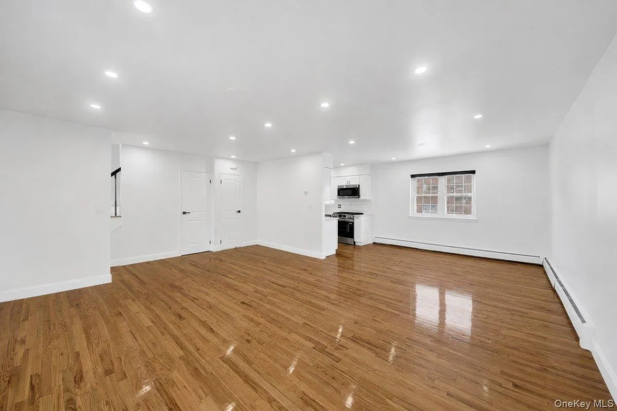 1034 Throgs Neck Expwy, New York, NY, 6 Bedrooms Bedrooms, 9 Rooms Rooms,3 BathroomsBathrooms,Residential,For Rent,Throgs Neck Expwy,0,1022026 1034 Throgs Neck Expwy, New York, NY, 6 Bedrooms Bedrooms, 9 Rooms Rooms,3 BathroomsBathrooms,Residential,For Rent,Throgs Neck Expwy,0,1022026