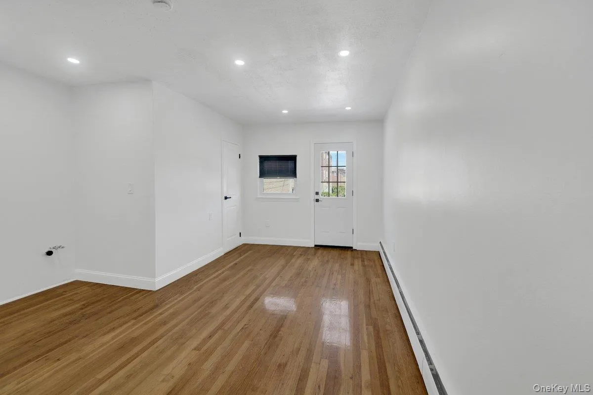 1034 Throgs Neck Expwy, New York, NY, 6 Bedrooms Bedrooms, 9 Rooms Rooms,3 BathroomsBathrooms,Residential,For Rent,Throgs Neck Expwy,0,1022026 1034 Throgs Neck Expwy, New York, NY, 6 Bedrooms Bedrooms, 9 Rooms Rooms,3 BathroomsBathrooms,Residential,For Rent,Throgs Neck Expwy,0,1022026