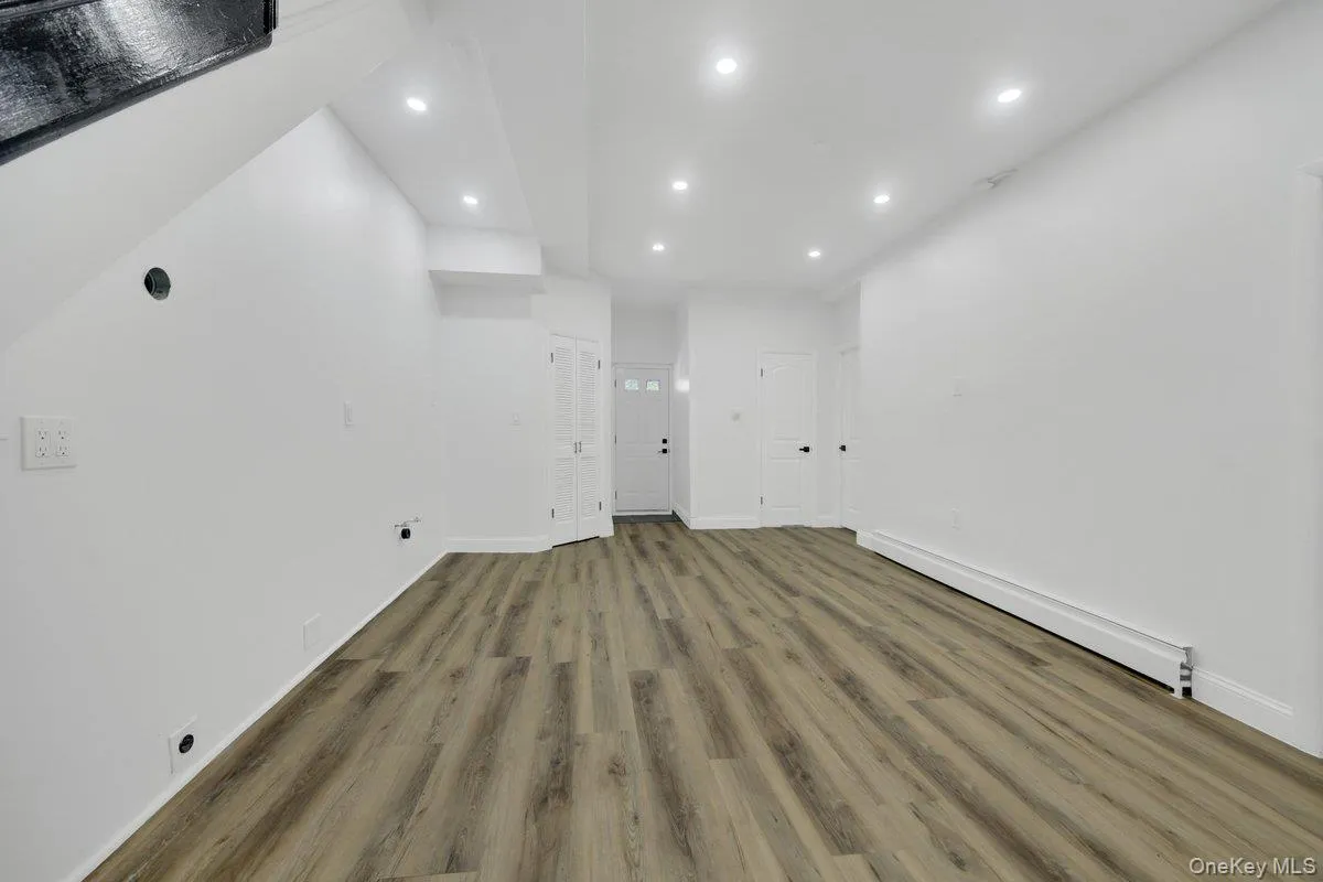 1034 Throgs Neck Expwy, New York, NY, 6 Bedrooms Bedrooms, 9 Rooms Rooms,3 BathroomsBathrooms,Residential,For Rent,Throgs Neck Expwy,0,1022026 1034 Throgs Neck Expwy, New York, NY, 6 Bedrooms Bedrooms, 9 Rooms Rooms,3 BathroomsBathrooms,Residential,For Rent,Throgs Neck Expwy,0,1022026