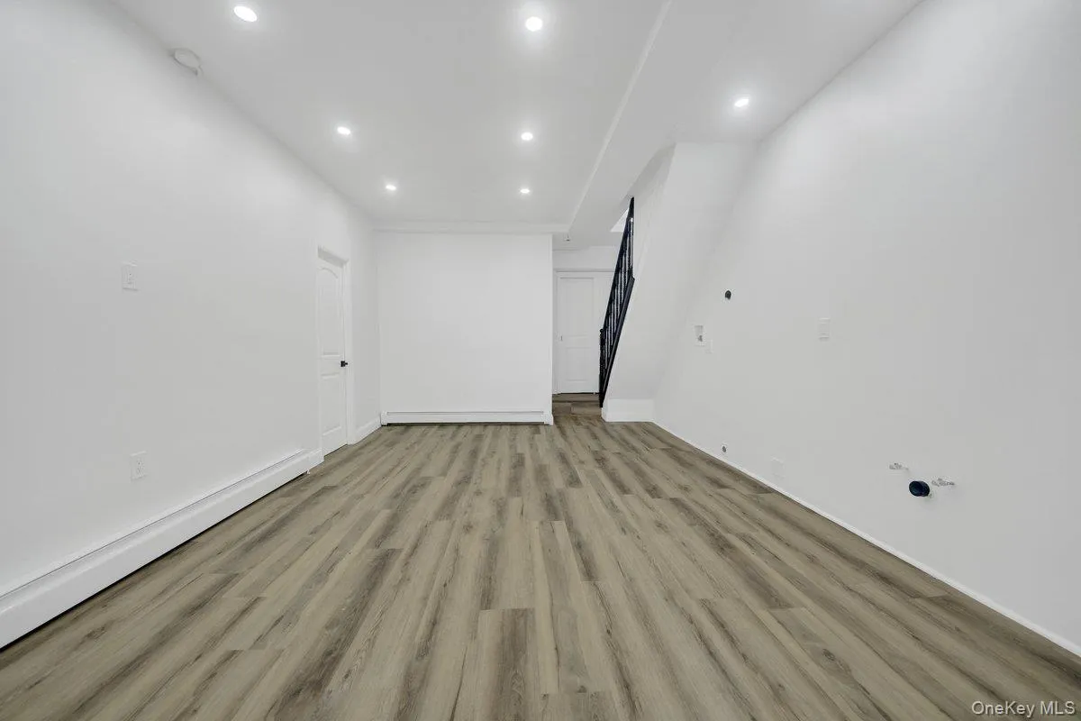 1034 Throgs Neck Expwy, New York, NY, 6 Bedrooms Bedrooms, 9 Rooms Rooms,3 BathroomsBathrooms,Residential,For Rent,Throgs Neck Expwy,0,1022026 1034 Throgs Neck Expwy, New York, NY, 6 Bedrooms Bedrooms, 9 Rooms Rooms,3 BathroomsBathrooms,Residential,For Rent,Throgs Neck Expwy,0,1022026