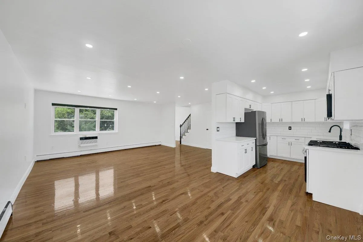 1034 Throgs Neck Expwy, New York, NY, 6 Bedrooms Bedrooms, 9 Rooms Rooms,3 BathroomsBathrooms,Residential,For Rent,Throgs Neck Expwy,0,1022026 1034 Throgs Neck Expwy, New York, NY, 6 Bedrooms Bedrooms, 9 Rooms Rooms,3 BathroomsBathrooms,Residential,For Rent,Throgs Neck Expwy,0,1022026