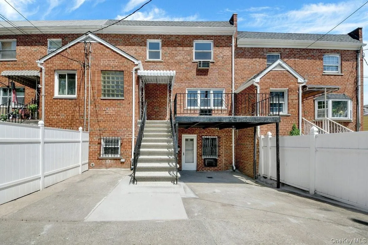 1034 Throgs Neck Expwy, New York, NY, 6 Bedrooms Bedrooms, 9 Rooms Rooms,3 BathroomsBathrooms,Residential,For Rent,Throgs Neck Expwy,0,1022026 1034 Throgs Neck Expwy, New York, NY, 6 Bedrooms Bedrooms, 9 Rooms Rooms,3 BathroomsBathrooms,Residential,For Rent,Throgs Neck Expwy,0,1022026
