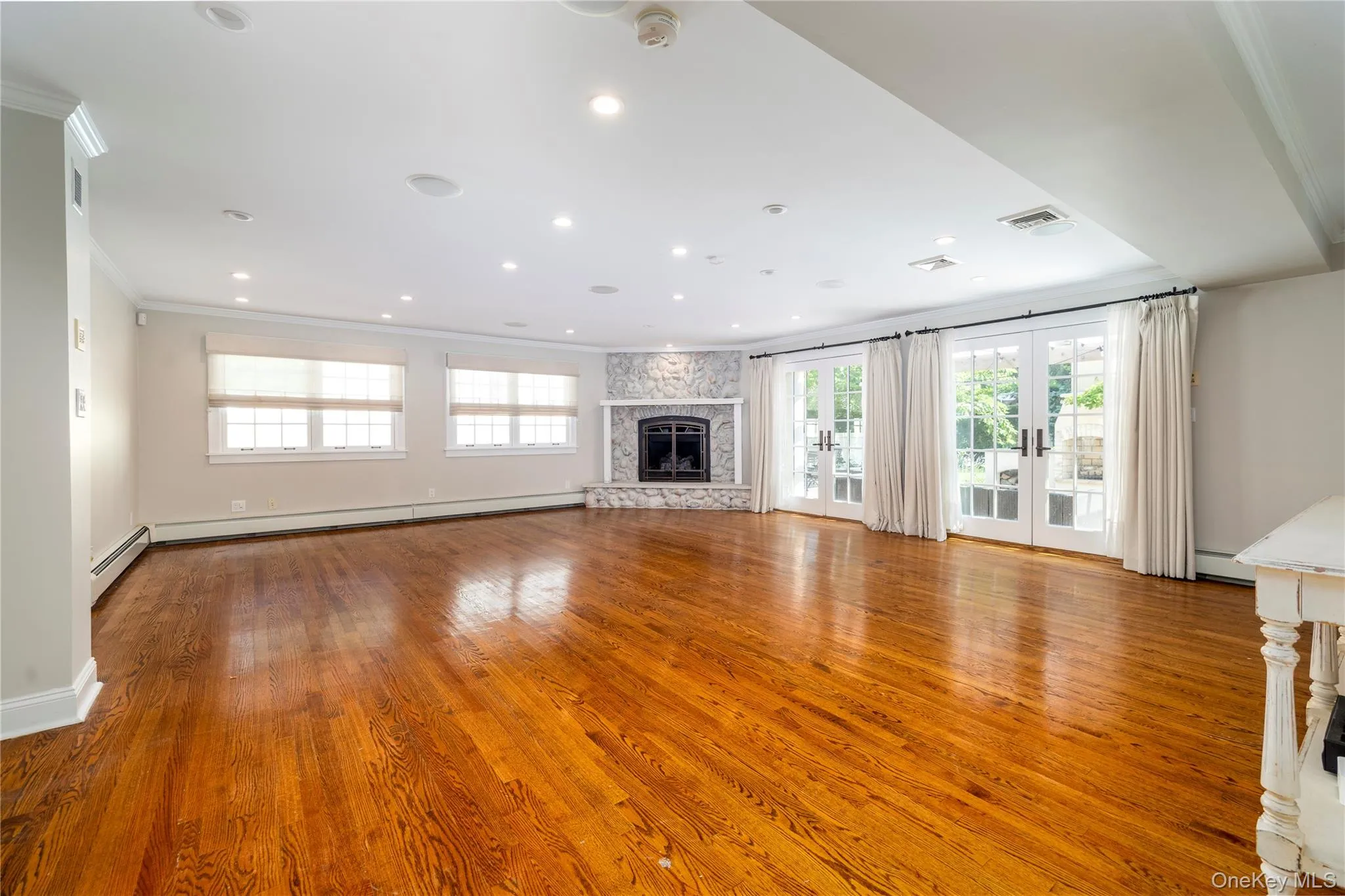 Huge Great Room w/ Fireplace Huge Great Room w/ Fireplace