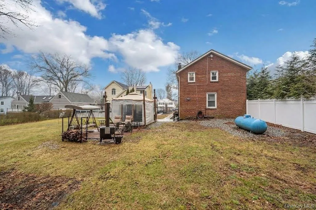Cozy backyard layout with mature trees along the rear boundary, perfect for low-maintenance outdoor living. Cozy backyard layout with mature trees along the rear boundary, perfect for low-maintenance outdoor living.