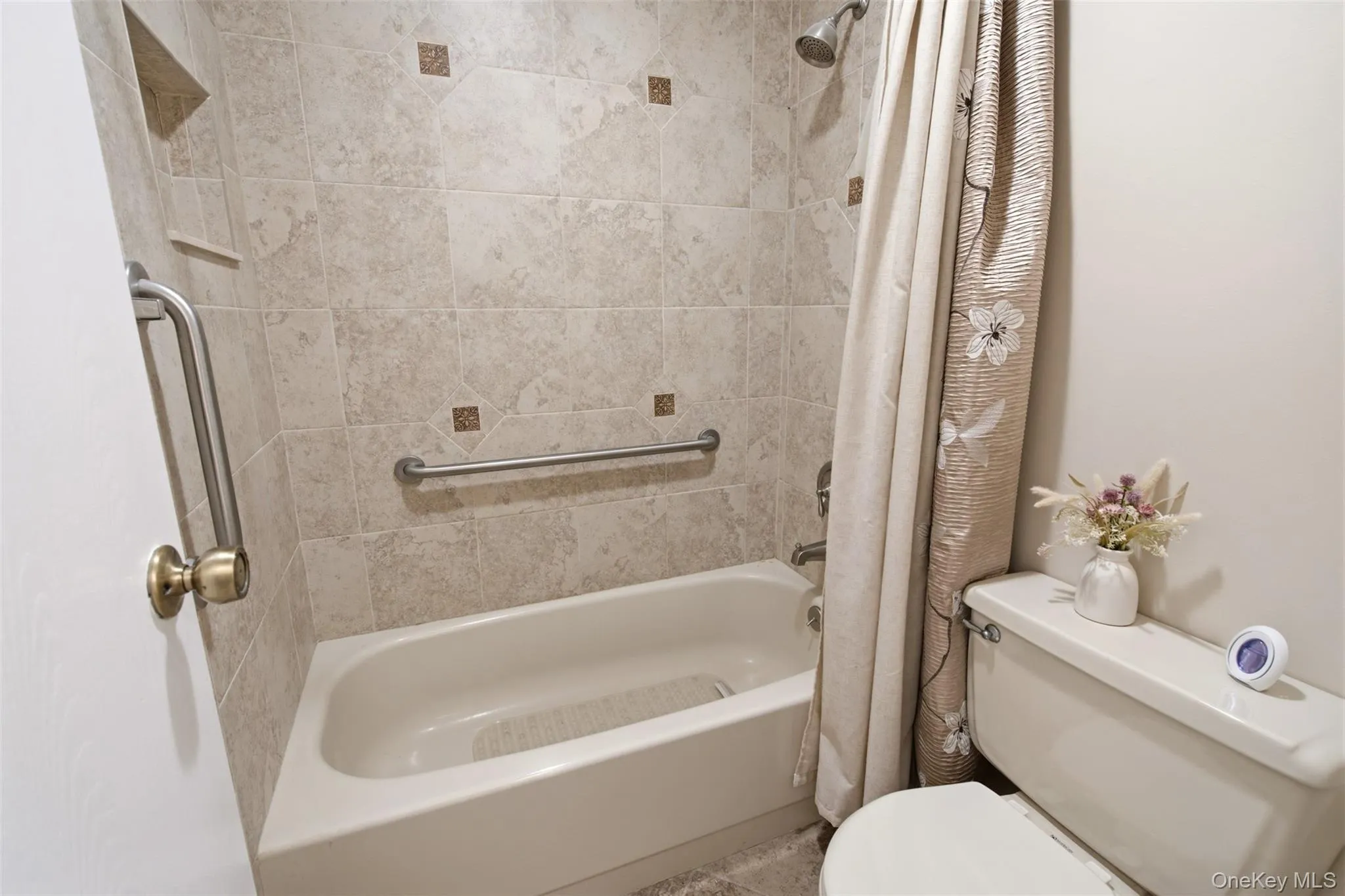 606 Flair Court, Smithtown, NY, 1 Bedroom Bedrooms, 3 Rooms Rooms,1 BathroomBathrooms,Residential,For Rent,Flair,0,1022072 606 Flair Court, Smithtown, NY, 1 Bedroom Bedrooms, 3 Rooms Rooms,1 BathroomBathrooms,Residential,For Rent,Flair,0,1022072