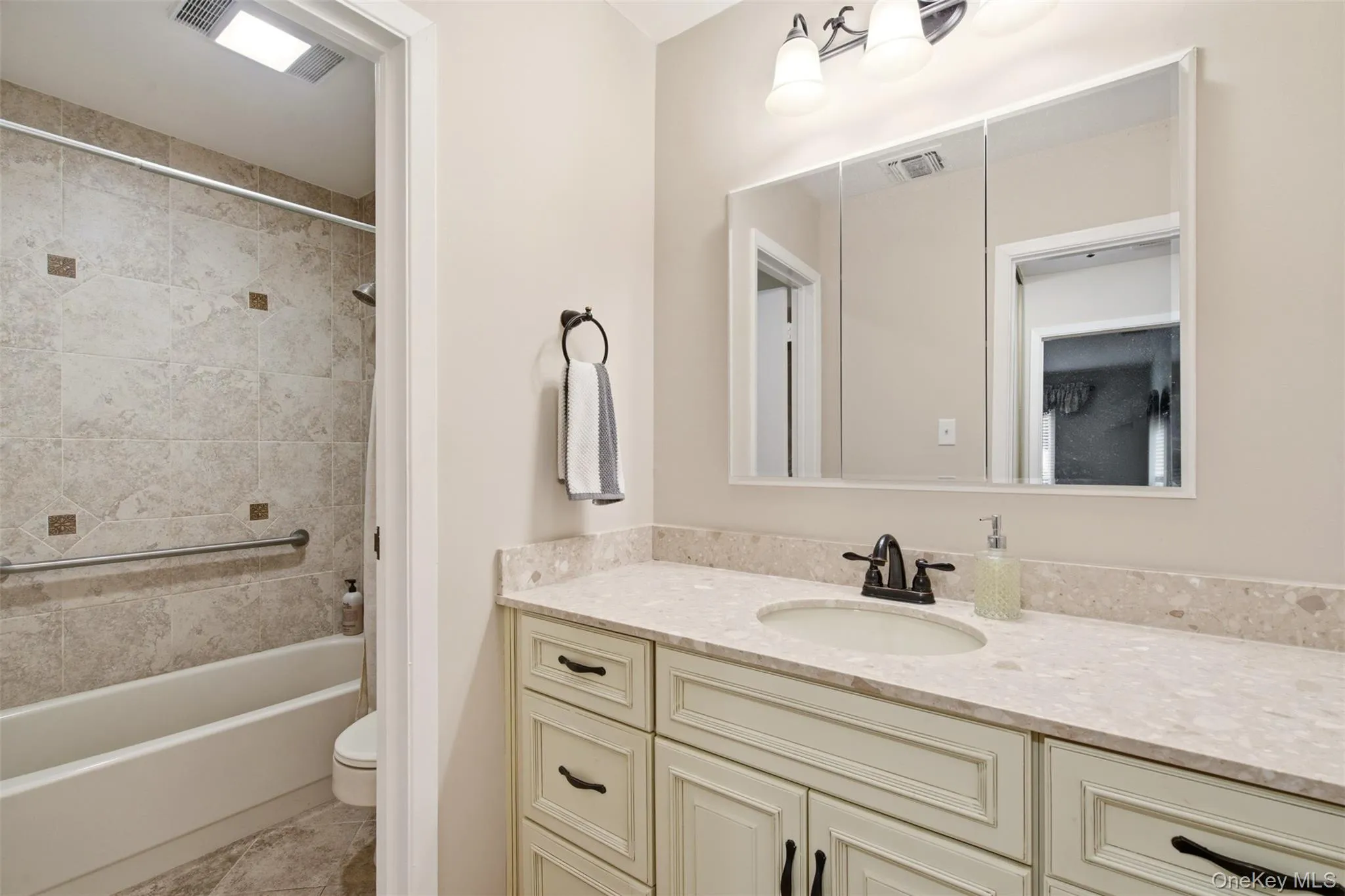 606 Flair Court, Smithtown, NY, 1 Bedroom Bedrooms, 3 Rooms Rooms,1 BathroomBathrooms,Residential,For Rent,Flair,0,1022072 606 Flair Court, Smithtown, NY, 1 Bedroom Bedrooms, 3 Rooms Rooms,1 BathroomBathrooms,Residential,For Rent,Flair,0,1022072