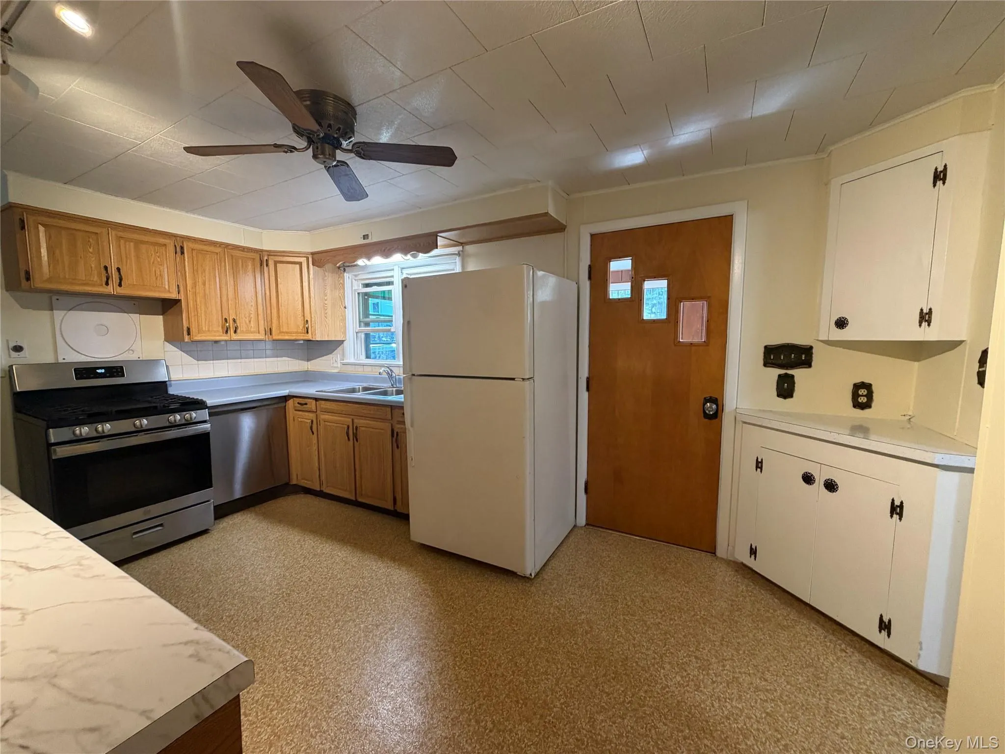 Large kitchen with plenty of storage Large kitchen with plenty of storage