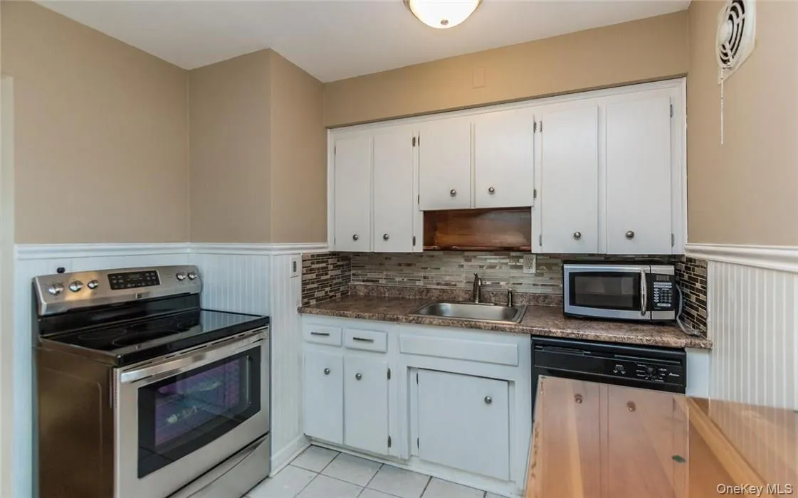 221 Lockwood Avenue, Yonkers, NY, 2 Bedrooms Bedrooms, 4 Rooms Rooms,1 BathroomBathrooms,Residential Lease,For Rent,Lockwood,0,1022146 221 Lockwood Avenue, Yonkers, NY, 2 Bedrooms Bedrooms, 4 Rooms Rooms,1 BathroomBathrooms,Residential Lease,For Rent,Lockwood,0,1022146