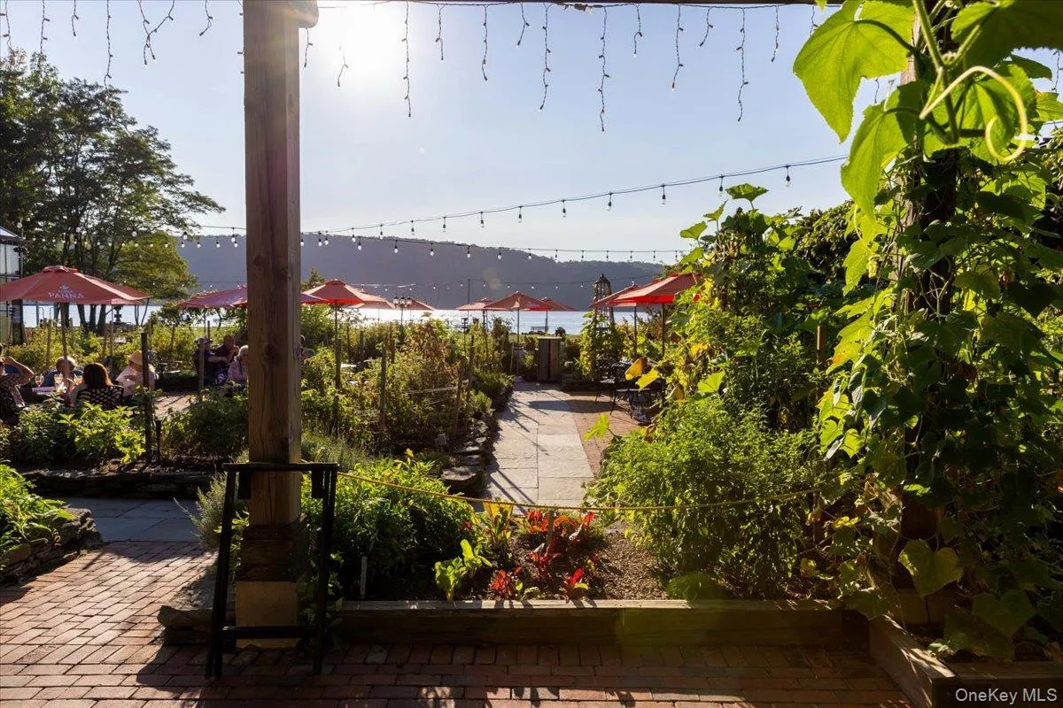 Relax at nearby premier riverfront patios, capturing the very best of Westchester's beautiful scenery and ultimate walkability. Relax at nearby premier riverfront patios, capturing the very best of Westchester's beautiful scenery and ultimate walkability.