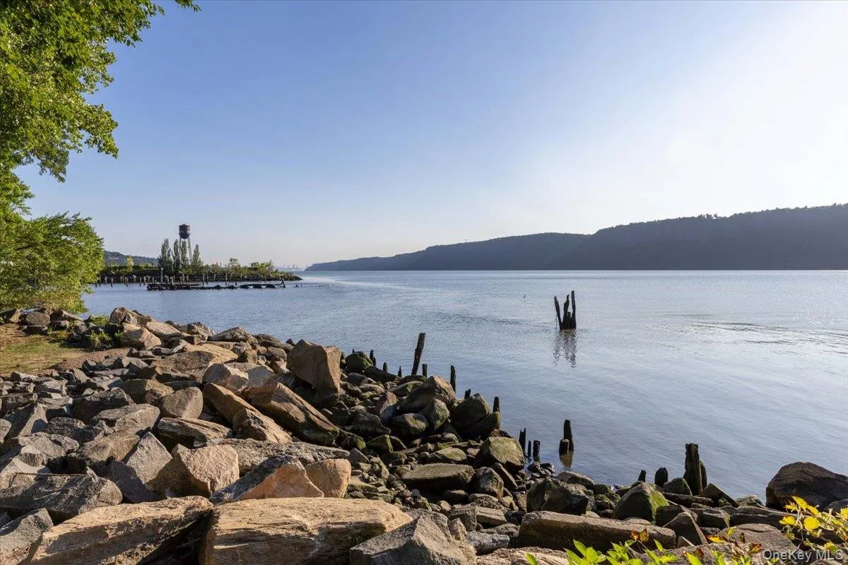 Enjoy stunning scenic vistas and sprawling waterfront parks perfect for outdoor recreation and relaxation Enjoy stunning scenic vistas and sprawling waterfront parks perfect for outdoor recreation and relaxation